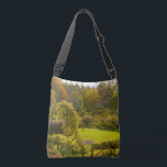 Bolsa Ajustável Jardim de Monet, Giverny, linda cena de jardim<br><div class="desc">Um saco de tote de corpo cruzado com a imagem de uma das cenas mais bonitas no jardim de Monet! Impresso frente e verso. Foto tirada durante uma viagem de verão tardia a Giverny, França. Pegue um pouco de França e Claude Monet com você onde você precisar de um bolsa....</div>