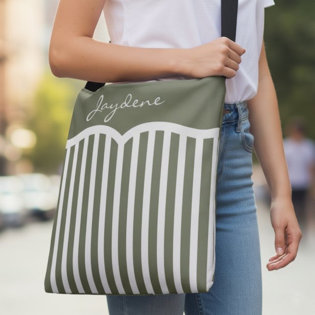 Bolsa Ajustável Monograma com Listras Verdes Oliva (White and green stripes meet black hardware for a sleek, travel-ready look. Customize the name area.)