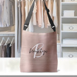 Bolsa Ajustável Monograma de Script de Metal Brutado Dourado rosa<br><div class="desc">Este elegante saco de corpo cruzado personalizado apresenta um monograma e primeiro nome em modernos roteiros preto e branco sobre um fundo de metal esfregado em rosa dourado.</div>