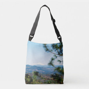 Bolsa Ajustável Monte Shasta através das árvores...