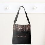 Bolsa Ajustável Script de monograma rosa dourado preto<br><div class="desc">Um fundo preto chic decorado com gotas de rosa dourado. Personalize e adicione um nome. Texto rosa dourado. O nome é escrito com um moderno estilo escrito à mão com traços. Para manter as hastes, exclua apenas o nome da amostra, deixe os espaços ou emoji na frente e depois do...</div>