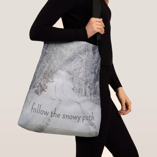 Bolsa Ajustável Trilha através de uma floresta de inverno coberta  (Close Up)