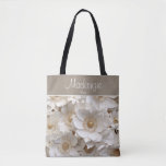 Bolsa Brida Brida de Jardina Brida 3D<br><div class="desc">Descubra nossa bela Saco Bridal Tote, adornada com designs Florais 3D de Gardenia Branca e sotaques de ouro elegantes. Essa bolsa impressionante apresenta jardins brancos semelhantes à vida que parecem florescer logo no tecido, complementados por toques de ouro luxuosos que acrescentam uma sugestão de sofisticação. Personalize com nome e título...</div>