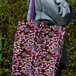 Bolsa com flores roxas sobre fundo marrom