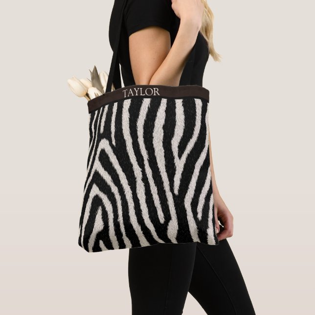 Bolsa de mão com estampa de zebra e nome personali (Close Up)