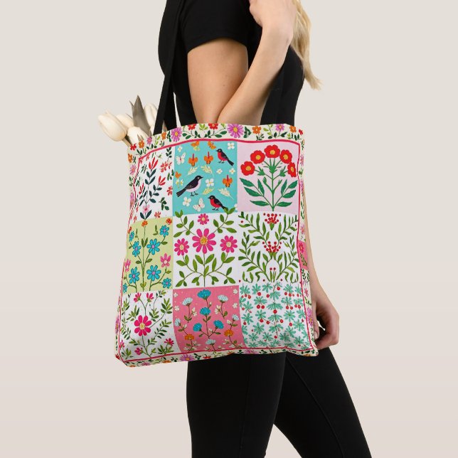 Bolsa de mão com remendo floral bonito. (Close Up)