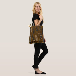Bolsa de mão marrom com estampa de penas