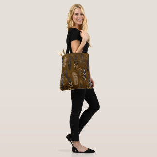 Bolsa de mão marrom com estampa de penas