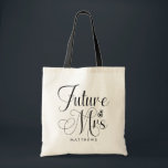 Bolsa de mão para casamento com nome personalizado<br><div class="desc">Bolsa de mão para casamento com nome personalizado Future Mrs. Custom Name - A bolsa de mão personalizada apresenta uma tipografia moderna e é personalizada com seu sobrenome futuro. A fonte é acentuada com um anel de noivado. Mostrado em preto e branco.</div>