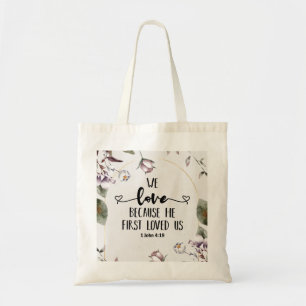 Bolsa Tote 1 John 4:19 Adoramos porque ele nos amou pela prim