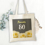 Bolsa Tote 80 Floral de Flor Rosa Amarelo Aniversário<br><div class="desc">80 Floral de Flor Amarelo de Aniversário Bag de Tote. Lindas rosas amarelas. O fundo é cinza de quadro-negro. O texto está em cores brancas e amarelas e é facilmente personalizável - personalize-o com seu nome e sua idade.</div>
