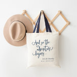 Bolsa Tote A Aventura Começa | Boas-vindas ao casamento perso<br><div class="desc">Bem-vindos convidados para o seu casamento de fim de semana ou destino com estes sacos de tote personalizados e quentes. Design apresenta "e assim a aventura começa" em um clássico roteiro escrito à mão azul marinho,  com seus nomes e data de casamento embaixo.</div>