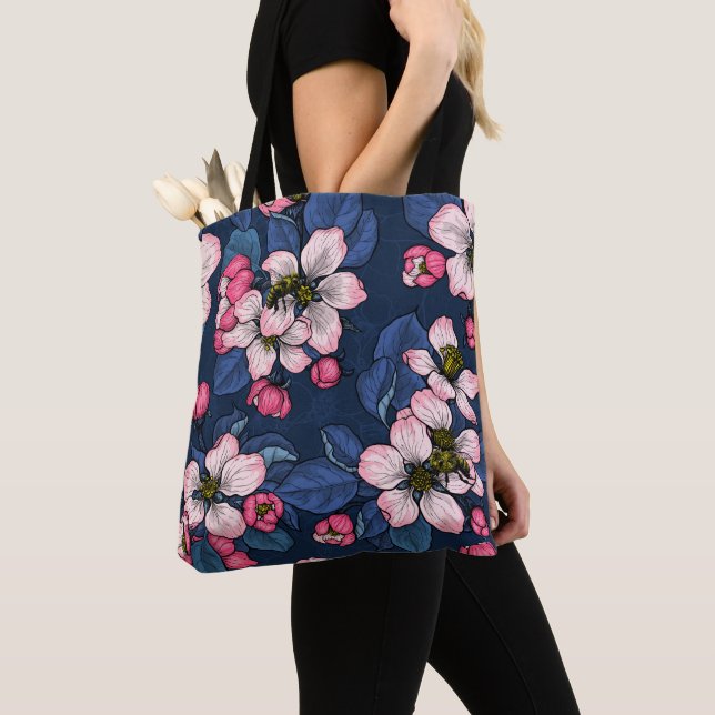 Bolsa Tote A maçã floresce em azul escuro (Close Up)