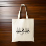 Bolsa Tote A Mãe Mais Fria Desde 20XX Moderno, Um Pré-Disquet<br><div class="desc">Esta design simples e moderna é composta por tipografia sã-serif.</div>