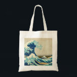 Bolsa Tote A onda do Excelente de Kanagawa - Hokusai<br><div class="desc">Reprodução da Onda de Excelente de Kanagawa (Kanagawa-oki Nami Ura), também conhecida como A Onda de Excelente ou simplesmente A Onda, um impressão de bloco de madeira do artista ukiyo-e japonês Hokusai. Publicado entre 1829 e 1833. A imagem mostra uma enorme onda ameaçando três barcos ao largo da costa na...</div>