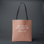 Bolsa Tote A tipografia moderna não se preocupa com o terraco<br><div class="desc">A tipografia moderna não se preocupa,  não tropece no que está por trás de você,  citando a design de terracotta.</div>