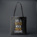 Bolsa Tote A vida é melhor quando você está rindo, seja feliz<br><div class="desc">A vida é melhor quando você está rindo. Design de risadas engraçadas e humorísticas para aqueles que acreditam que rir é o melhor remédio. Legal safra e mercadorias em apuros para quem sabe se divertir. Celebre a vida e a felicidade com algo maior que um sorriso. presente de Natal e...</div>