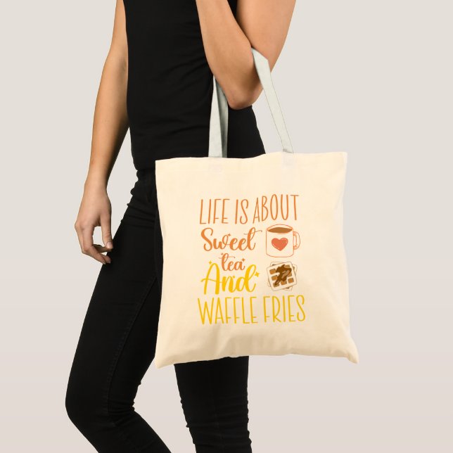 Bolsa Tote A Vida É Sobre Chá Doce E Fritas De Waffle Engraça (Frente (produto))