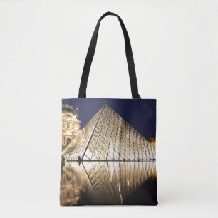 Bolsa Tote A vista noturna da Pirâmide de vidro do Museu do