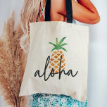 Bolsa Tote Abacaxi De Aquarela Tropical Aloha<br><div class="desc">Design de sacola de tote bonitos apresenta uma ilustração do abacaxi,  o símbolo tradicional da hospitalidade,  em puro,  bonito aquarela. A saudação havaiana "Aloha" está sobreposta em letra manuscrita. Faz um saco de boas-vindas ou um favor para casamentos havaianos ou casamentos de destino!</div>