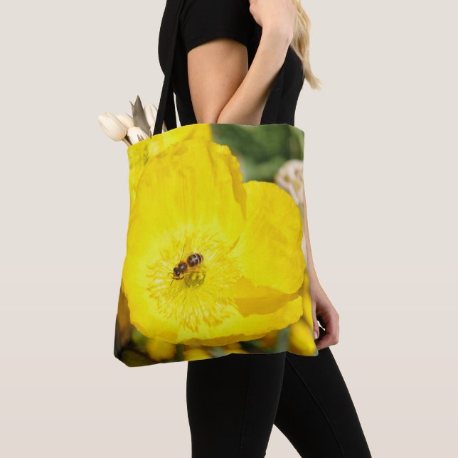 Bolsa Tote Abelha Banhada em Amarelo (Close Up)