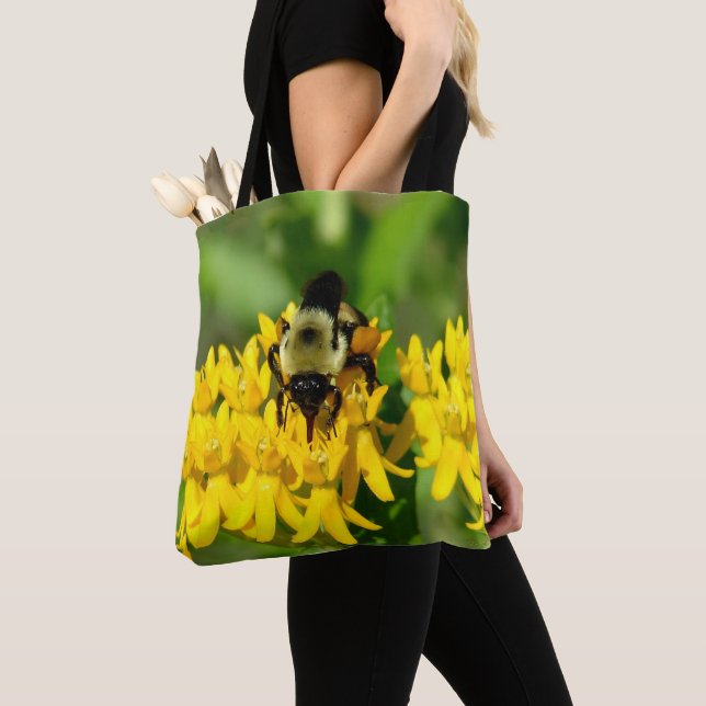 Bolsa Tote Abelha se alimentando de flores silvestres de Butt (Close Up)