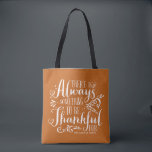 Bolsa Tote Ação de Graças Laranja Sempre Agradável<br><div class="desc">Há sempre algo para agradecer! Esta bolsa de tote personalizável apresenta uma citação de Ação de Graças em tipografia russa. Personalize esta bolsa de tote personalizada pelos seus detalhes. Itens correspondentes estão disponíveis.</div>