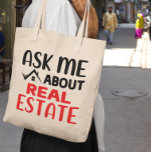 Bolsa Tote Agente Imobiliário Funny Realtor Gift Imóveis Brok<br><div class="desc">Você é um corretor de imóveis ou um corretor de imóveis que vende casas e faz sonhos se realizarem? Se sim, esse agente imobiliário bonitinho "Pergunte-me sobre o Imobiliário" é perfeito para você. Bolsas de imóveis engraçados são excelentes para * presentes de corretores - aniversário, natal, comemorar vendas de casas...</div>
