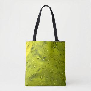 Bolsa Tote Água cai na folha verde