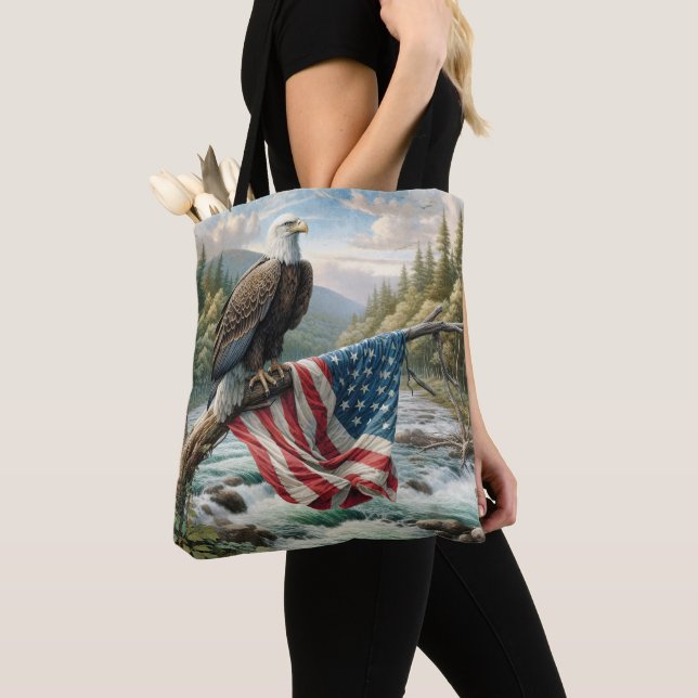 Bolsa Tote Águia Cálida Com Bandeira Americana Na Ramificação (Close Up)