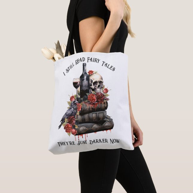 Bolsa Tote Ainda Leio Contos de Fadas, Só que Agora São Mais  (Close Up)