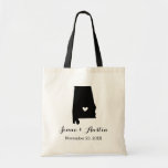 Bolsa Tote Alabama Wedding Tote Bag<br><div class="desc">Bem-vindos dos convidados de casamento da cidade com um cheio de lanches e guloseimas personalizadas com o estado onde você vai se casar, com os nomes da noiva e do noivo e a data do casamento. Clique em Personalizar para mover o coração para mostrar qualquer cidade ou local no mapa...</div>