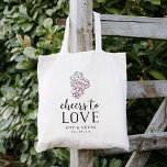 Bolsa Tote Alegria ao Amor País do Vinho Favor do Casamento<br><div class="desc">Favor de casamento festivo e chico ou sacos de tote de boas-vindas de casamento apresentam "aplausos para amar" em blocos de estilo vintage preto e tipografia de script com uma ilustração gravada de estilo vintage de um aglomerado de uvas roxas-vermelhas e folhas verdes caçadoras. Personalize com seus nomes e data...</div>