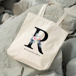 BOLSA TOTE ALFABETES FLORAIS AZUIS SUAVES LETRA R<br><div class="desc">Se precisar de mais alguma personalização,  por favor,  sinta-se à vontade para me enviar uma mensagem em yellowfebstudio@gmail.com.</div>