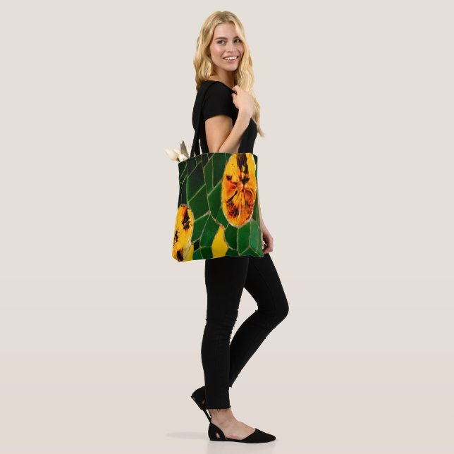 Bolsa Tote Amarelo e Verde Floral (No(a) Modelo)