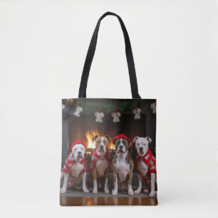 Bolsa Tote American Staffordshire ao lado da Lareira Natal