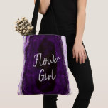 Bolsa Tote Ametist Roxo e Garota da Flor do Gato de Prata<br><div class="desc">Marble Agate Geode Roxo e Prata Ametist, com sotaques de folhas prateadas e letra de script de moenda moderna escovada. O olhar de roxo, Lavanda e pedra branca Ultra Violet é luxuoso e moderno para o seu casamento - Sacos de Tote de Garota Personalizada! Veja meu compro para ver a...</div>