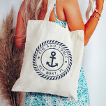 Bolsa Tote Âncora Azul Marinho Náutica | Nome da embarcação p<br><div class="desc">Bolsa o seu barco com este saco personalizado incrível que você pode personalizar facilmente com seu nome de barco! O design náutico clássico apresenta o nome do barco e o crachá do logotipo da corda azul do marinho curvo do registro do navio com uma ilustração de âncora no centro.</div>