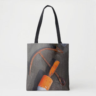 Bolsa Tote Âncora e bóia oxidadas em uma praia