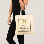 Bolsa Tote Aniversário de 25 para 25 anos Dourado<br><div class="desc">Celebre o aniversário de 25 do casamento com esta festa comemorativa de 25 anos de aniversário de casamento do Cheers. Este design moderno apresenta uma borda preta e dourada com texto fácil de ler que diz "CHEERS TO 25 anos". Personalize este item com o seu primeiro e sobrenomes e a...</div>