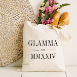 Bolsa Tote Ano Numeral Romano Glamma Estabelecido<br><div class="desc">Uma bolsa de tote moderna minimalista para celebrar uma avó cômica,  esta bolsa mínima limpa apresenta "Glamma" ou a sua escolha de apelido avó em letras negras de serifa. Personalize com o ano em que ela se tornou avó por baixo de elegantes números romanos para um toque chic.</div>