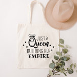 Bolsa Tote Apenas uma rainha construindo sua citação negra<br><div class="desc">Esta fabulosa design de sacola de tote para as suas características "Apenas uma Rainha a construir o seu império", uma citação divertida e inspiradora, a preto. Uma coroa e as estrelas acenam a design de tipografia na moda. Faz um presente de excelente para um especialista em TI, proprietário de pequenas...</div>
