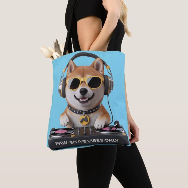 Bolsa Tote Apenas Víblias em Paw - DJ Shiba Inu Dog Art (Close Up)