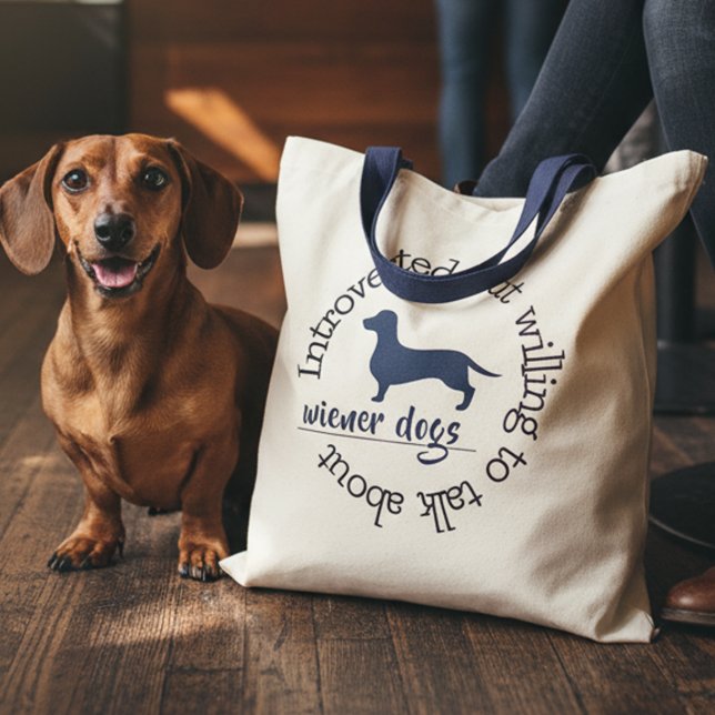 Bolsa Tote Apresentado pela vontade para falar sobre Dachshan (Dachshund funny tote bag - "Introverted but willing to talk about wiener dogs. )