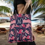 Bolsa Tote Ara Parrot Red Tropical Sair Patterno Monograma<br><div class="desc">Ara Parrot Red Tropical Sair Padrão Monograma Tote Bag. Padrão de ara sobre fundo azul escuro com folhas tropicais em cores verde,  vermelha e bege. Adicione seu monograma.</div>