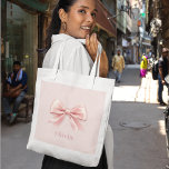 Bolsa Tote Arco e nome legíveis cor-de-rosa pastel personaliz<br><div class="desc">Carregar o seu essencial com estilo com este elegante saco cor-de-rosa cor-de-rosa, com um delicado design de arco e o seu nome personalizado. Perfeito para uso diário, viagens de compro, ou como bolsa de praia de chic, este bolsa é funcional e moda. O material de alta qualidade garante durabilidade, enquanto...</div>