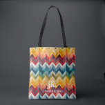 Bolsa Tote Arco-íris Colorido Vintage Chevron Monograma<br><div class="desc">Apresentando nosso design de monograma na moda, mostrando grandes iniciais de tipografia em uma fonte clássica eterno, complementada pelo seu nome abaixo e enfeitiçada com faixas coloridas em arco-íris. Com espaço suficiente para acomodar todos os seus bens essenciais, eles são os companheiros perfeitos para qualquer ocasião. Quer você esteja procurando...</div>