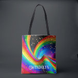 Bolsa Tote Arco-Íris Justo e Estrelas Douradas<br><div class="desc">Esta design de saco de tota apresenta uma bela espiral tridimensional do arco-íris e ondas num céu noturno,  com estrelas de ouro falso espalhadas. Divertido e único. Personalize com um primeiro ou sobrenome. Faz um presente excelente! Criado pela imprensa simplesmente de farmácia.</div>