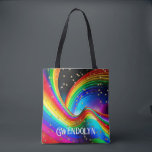Bolsa Tote Arco-Íris Justo e Estrelas Douradas<br><div class="desc">Esta design de saco de tota apresenta uma bela espiral tridimensional do arco-íris e ondas num céu noturno,  com estrelas de ouro falso espalhadas. Divertido e único. Personalize com um primeiro ou sobrenome. Faz um presente excelente! Criado pela imprensa simplesmente de farmácia.</div>