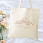 Bolsa Tote Arco rosa e flores silvestres Menina Moderna<br><div class="desc">Faça sua florista se sentir especial com esta camiseta personalizada encantadora! Com um delicado design floral e um doce arco, esta camisa é perfeita para adicionar um toque de elegância à sua festa de casamento. Personalize-o com o nome dela para criar um guardião que ela vai gostar para sempre. Feito...</div>